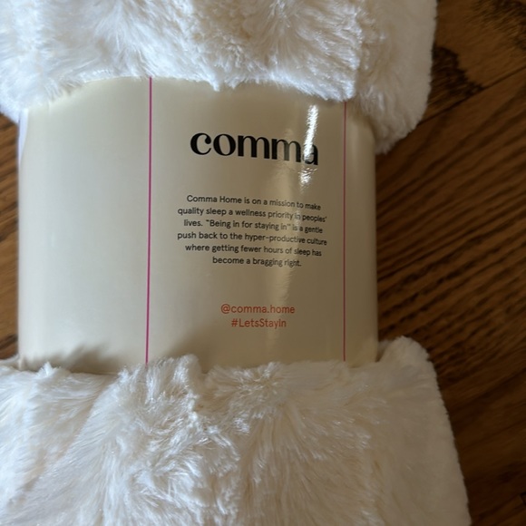 Comma Plush 50x60” throw blanket - Picture 4 of 5